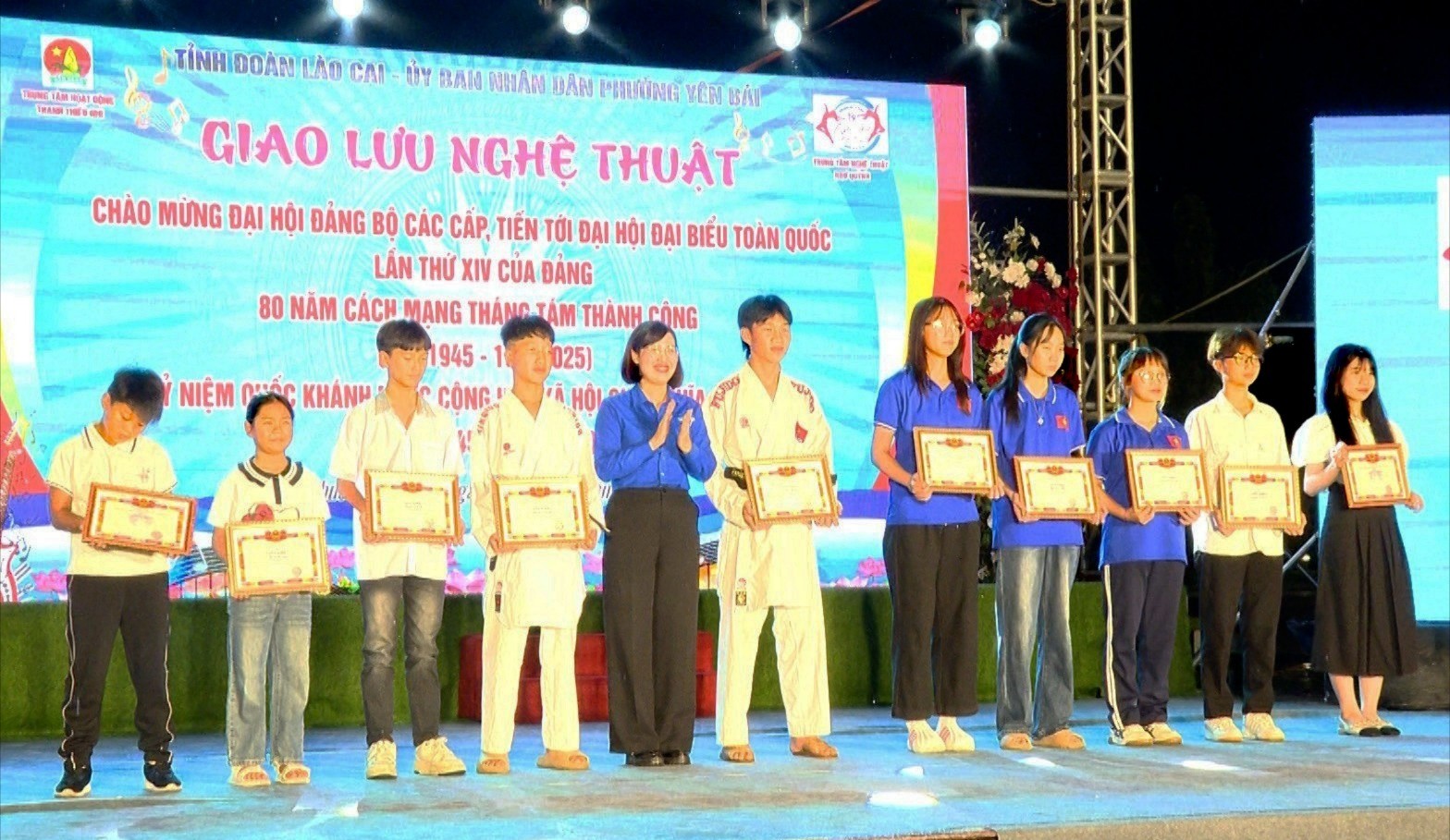 សមមិត្ត Duong Thi Vui អនុលេខាសហភាពយុវជនខេត្ត ប្រធានមជ្ឈមណ្ឌលសកម្មភាពយុវជនខេត្ត បានជូនអំណោយដល់សិស្សានុសិស្សដែលមានស្នាដៃឆ្នើម។ trao-qua-8893.jpg