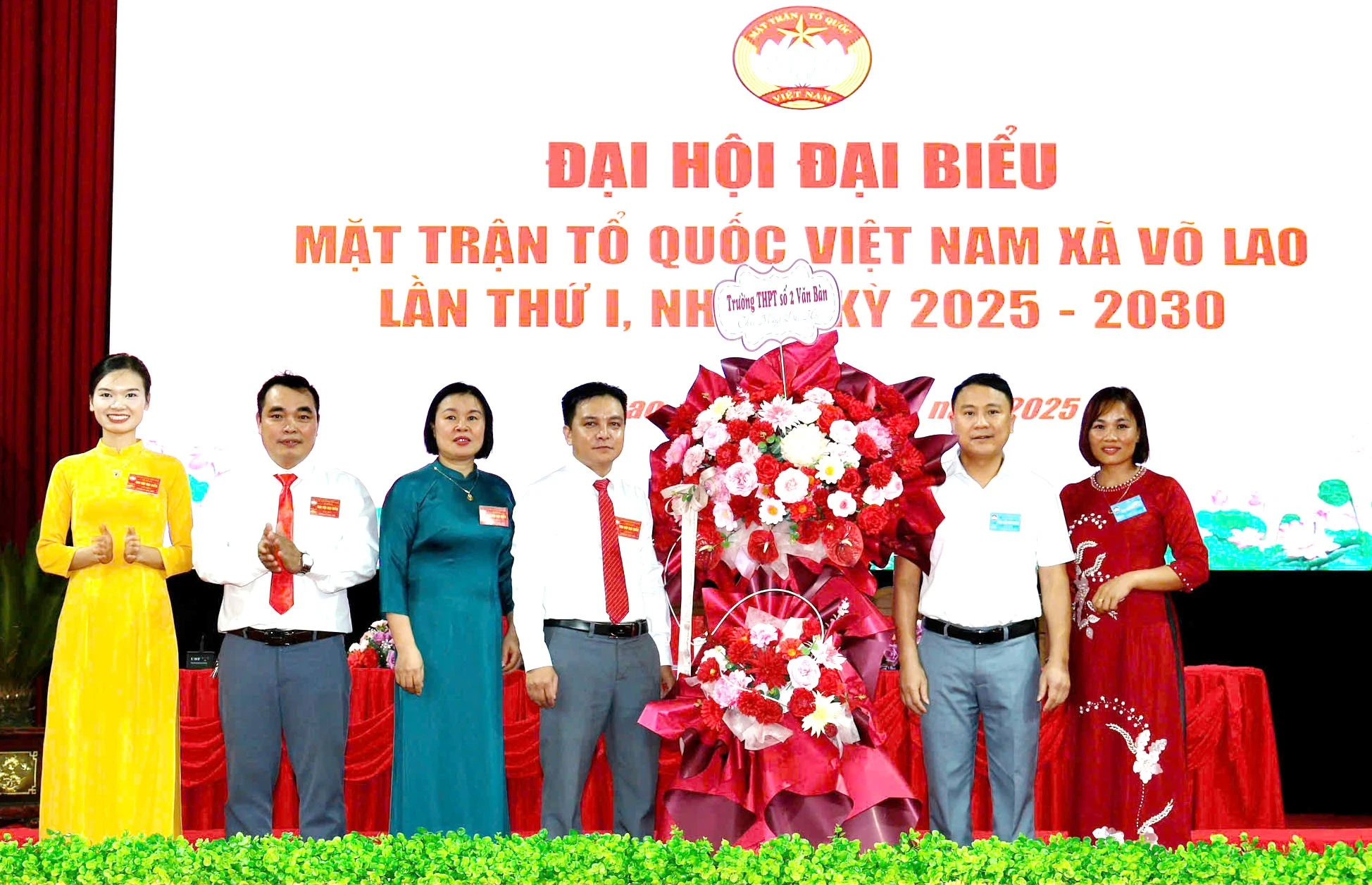 Lãnh đạo xã tặng hoa chúc mừng đại hội.