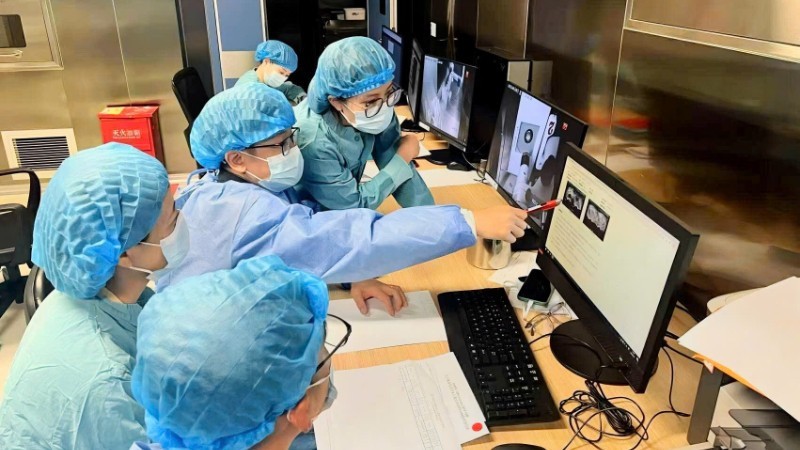 Tiến sĩ, bác sĩ Hồ Ngọc Anh Vũ chia sẻ với các đồng nghiệp nước bạn. thu-tinh.jpg