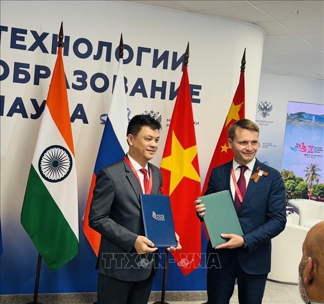 Trao Biên bản ghi nhớ giữa ĐHNN Đà Nẵng và Đại học Liên bang Viễn Đông. Trao Biên bản ghi nhớ giữa ĐHNN Đà Nẵng và Đại học Liên bang Viễn Đông.