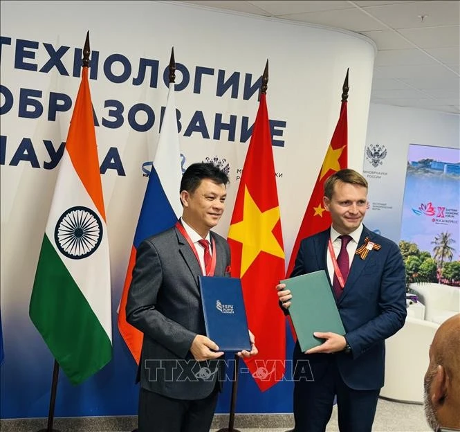 Trao Biên bản ghi nhớ giữa ĐHNN Đà Nẵng và Đại học Liên bang Viễn Đông.