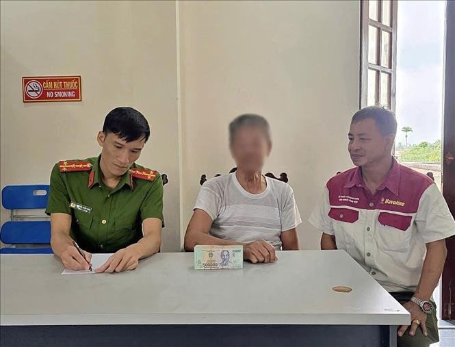 Cơ quan chức năng giải thích các thủ đoạn của đối tượng lừa đảo cho ông Đ.T.T (giữa). lua-dao-hp.jpg
