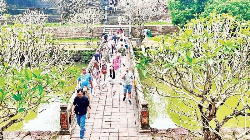 Du khách quốc tế tham quan một điểm di tích tại Huế. du-lich-an-toan.jpg