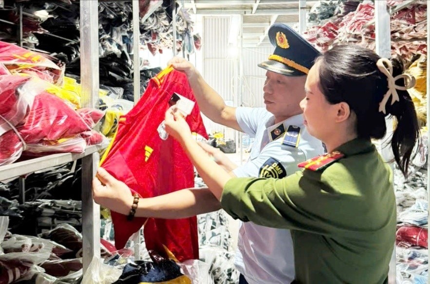 Lực lượng chức năng kiểm tra, thu giữ lô hàng quần áo giả nhãn hiệu tại một cơ sở kinh doanh ở phường Phú Diễn. 16-7-hang-gia-4385.jpg