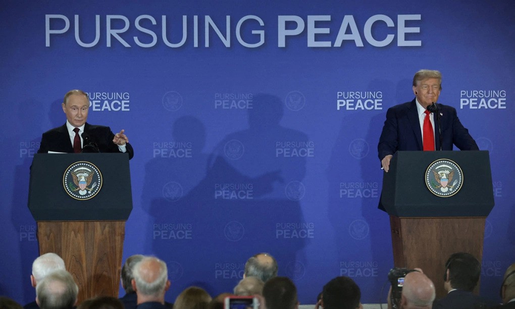 Tổng thống Mỹ Donald Trump (phải) và Tổng thống Nga Vladimir Putin trong cuộc họp báo chung tại Căn cứ Elmendorf-Richardson ở Anchorage, bang Alaska (Mỹ) ngày 15/8/2025. trump.jpg