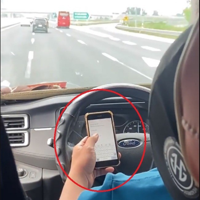 Hình ảnh vi phạm của tài xế thuộc nhà xe Hoàng Công. tai-xe-luot-dien-thoai-6636.jpg
