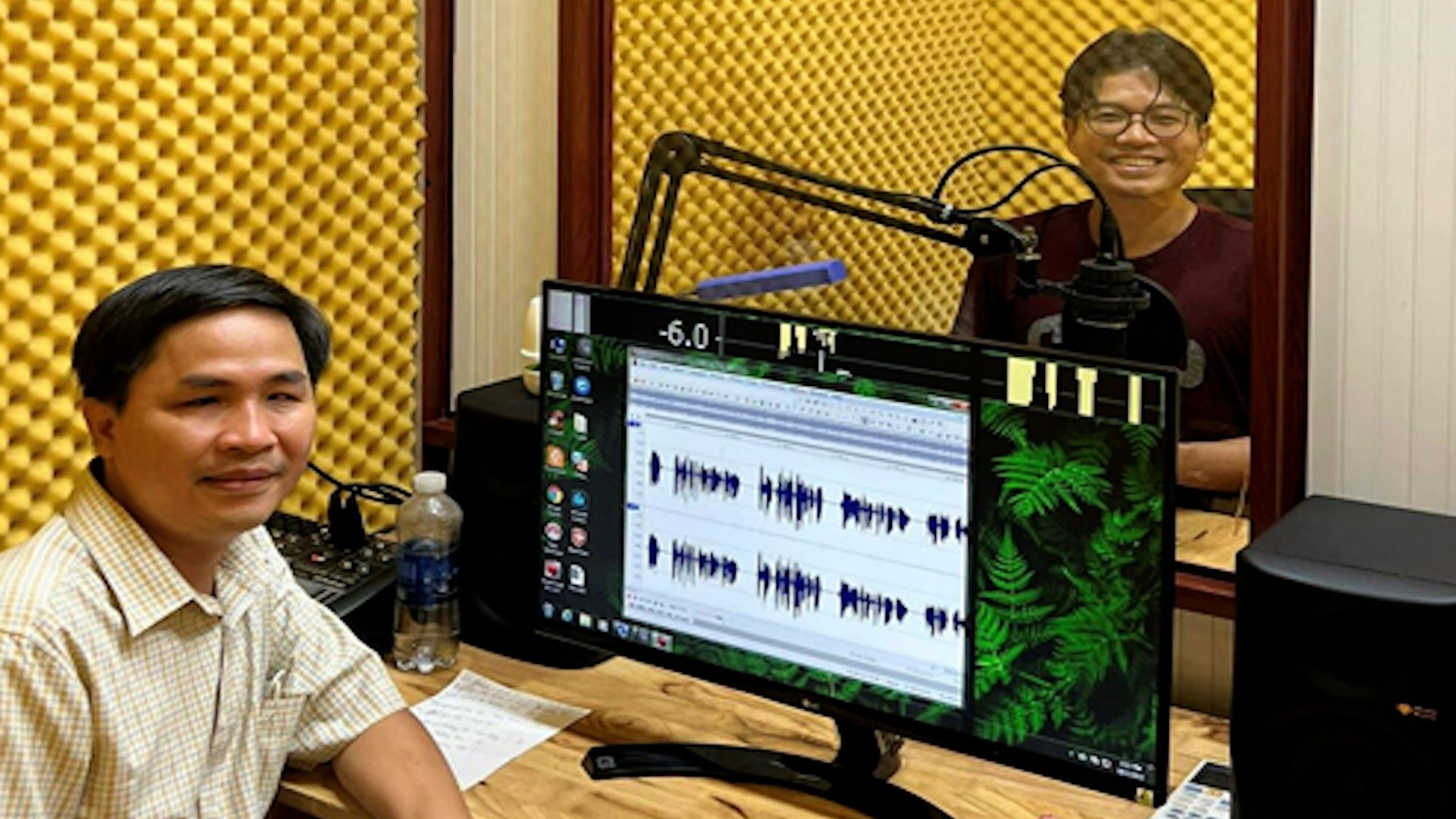 Các kỹ thuật viên và phát thanh viên đọc sách tại Thư viện sách nói Hướng Dương. thu-vien-sach-noi.jpg