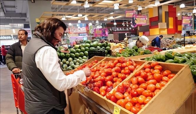 Khách hàng đang chọn cà chua trong siêu thị Walmart tại thủ đô Mexico City, Mexico. 15-7-my-ap-thue-mexico-6801.jpg