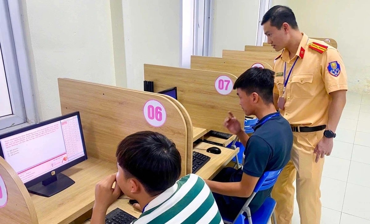 Từ 19/4 đến 30/7/2025 lực lượng CSGT cả nước đã tổ chức 2001 kỳ sát hạch cho 713.197 học viên. Kết quả, 69,7% tỉ lệ học viên dự thi đạt. sat-hach-lai-xe.jpg
