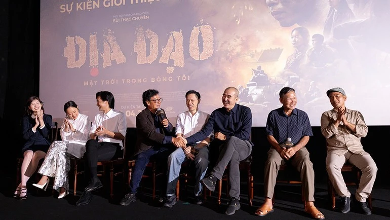 Đoàn làm phim "Địa đạo: Mặt trời trong bóng tối" giao lưu với khán giả.