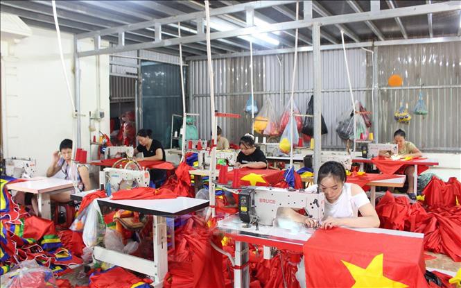 Xưởng may cờ Trung Anh (thôn Giáp Long, xã Chương Dương, thành phố Hà Nội) tăng ca để đáp ứng nhu cầu tăng gấp rưỡi, thậm chí gấp đôi của thị trường. co-1.jpg