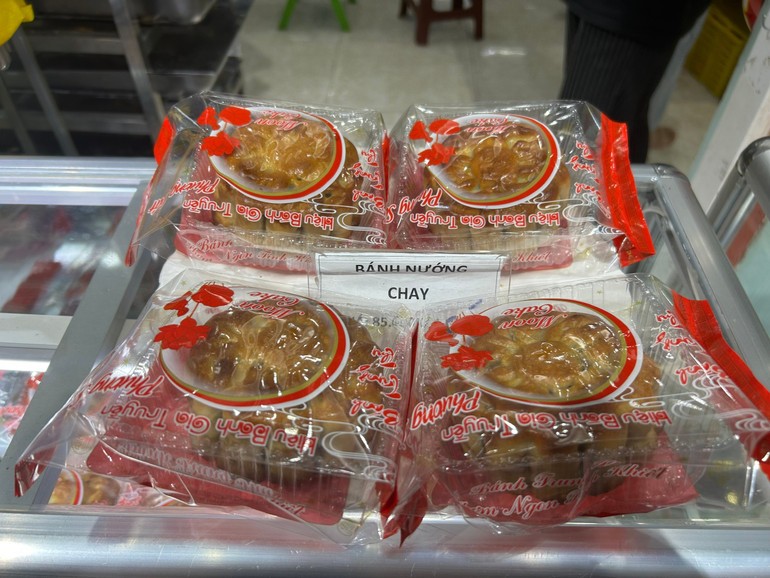 Sản phẩm bánh nướng thuần chay tại cơ sở bánh mứt kẹo Phương Soát.