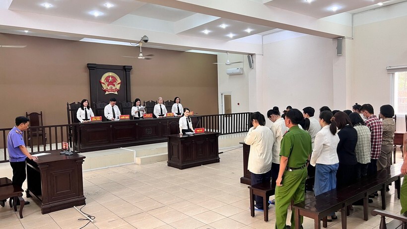 Các bị cáo mua bán người trong một vụ án xét xử. xet-xu-vn.jpg