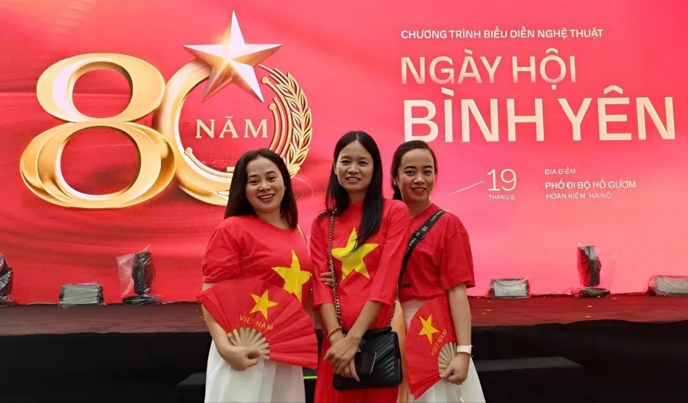 តំបន់បឹង Hoan Kiem នៅពេលនេះទាក់ទាញមនុស្សជាច្រើនមកថតរូបជាការឆ្លើយតបនឹងថ្ងៃបុណ្យជាតិដ៏អស្ចារ្យ។ ao-phong-2-5385.jpg