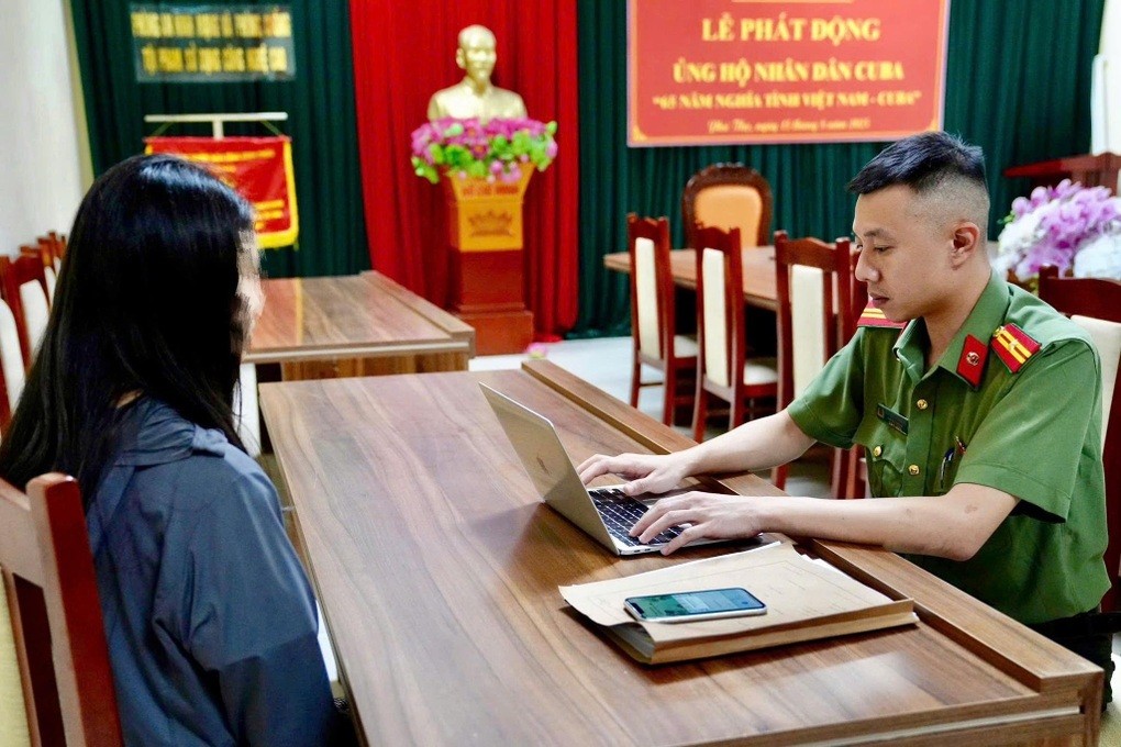 D.T.L. làm việc với công an sau khi được giải cứu thành công. giai-cuu-2.jpg