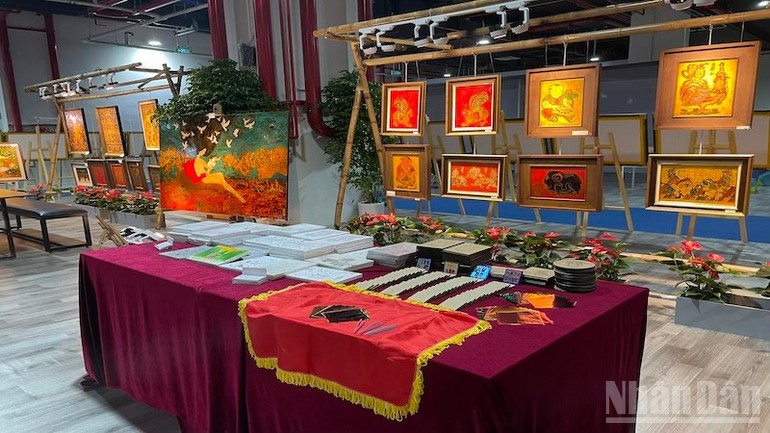 Không gian trưng bày tranh dân gian trên chất liệu sơn mài khắc. tl-7.jpg