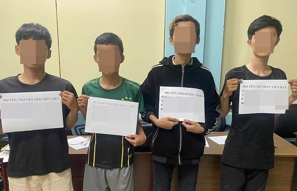 4 đối tượng chuyên trộm ắc quy bị bắt giữ.