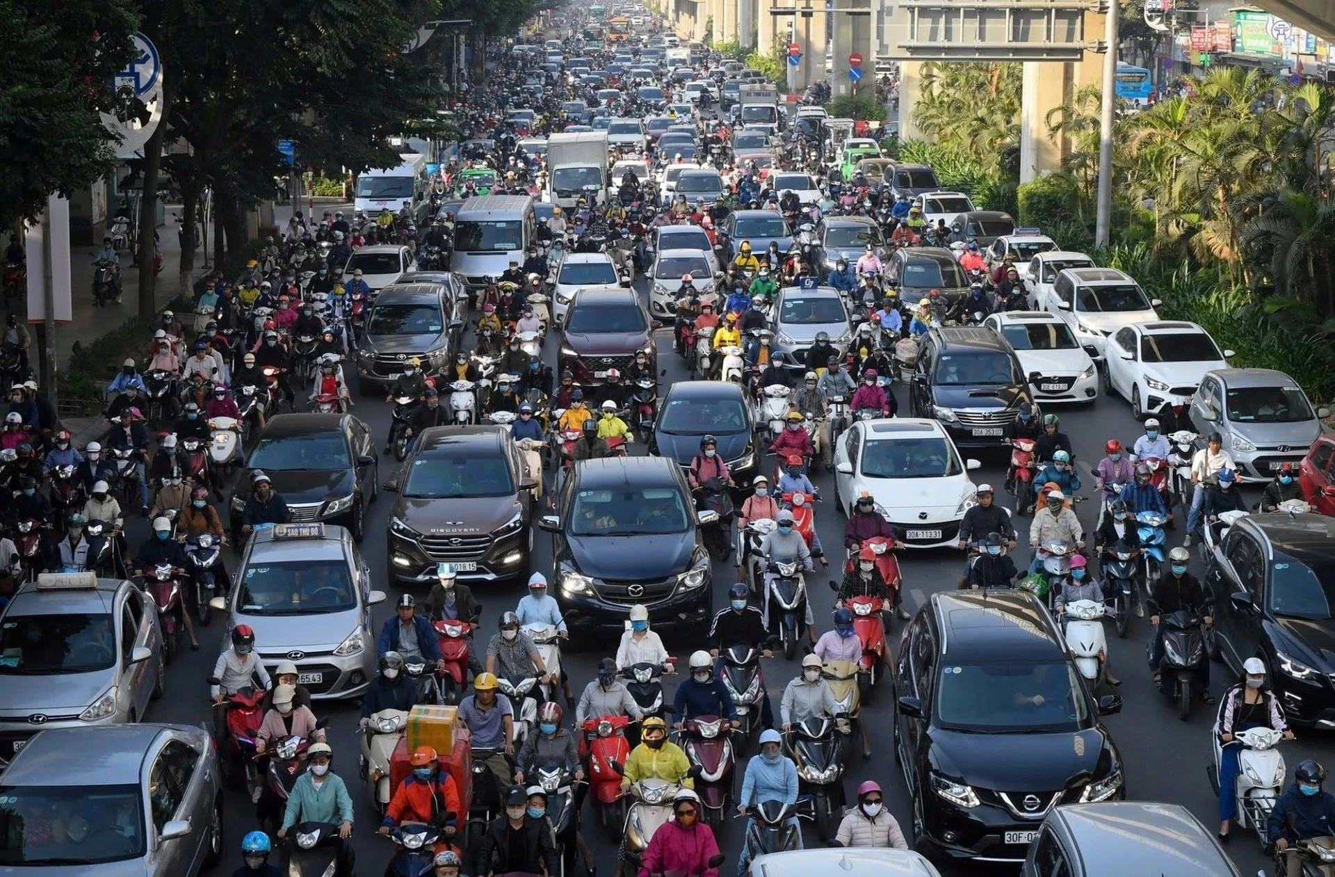 Tình trạng tắc đường diễn ra ở nhiều đô thị lớn khiến nhóm phương tiện ưu tiên dù đã phát còi báo hiệu khẩn cấp vẫn không ít lần rơi vào tình cảnh "bất lực".