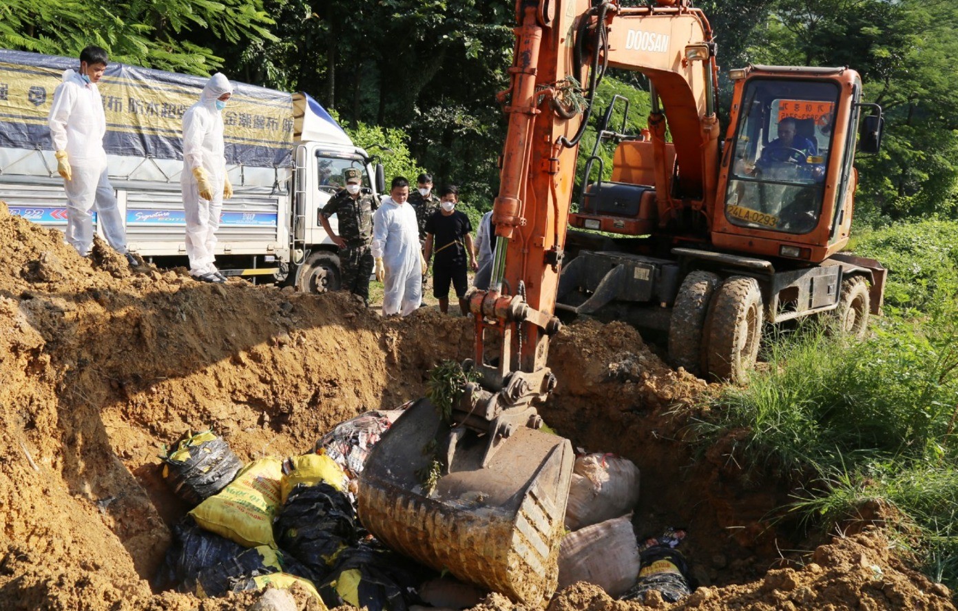 Việc tiêu hủy được thực hiện dưới sự giám sát chặt chẽ của các lực lượng chức năng. t5.jpg