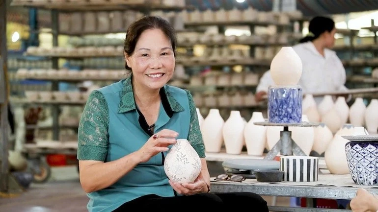 Bà Hà Thị Vinh, doanh nhân của làng gốm Bát Tràng.