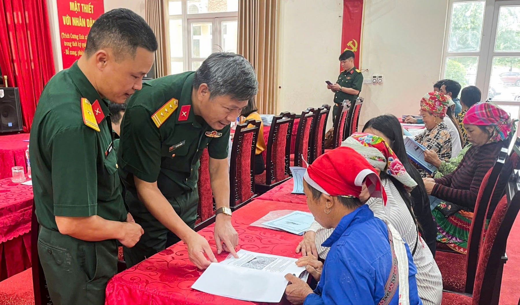 Cán bộ Đoàn Kinh tế - Quốc phòng 345 hướng dẫn người dân kỹ thuật chăn nuôi. can-bo-doan-kt-qp-345-huong-dan-cac-ho-dan-ky-thuat-chan-nuoi-6283.jpg