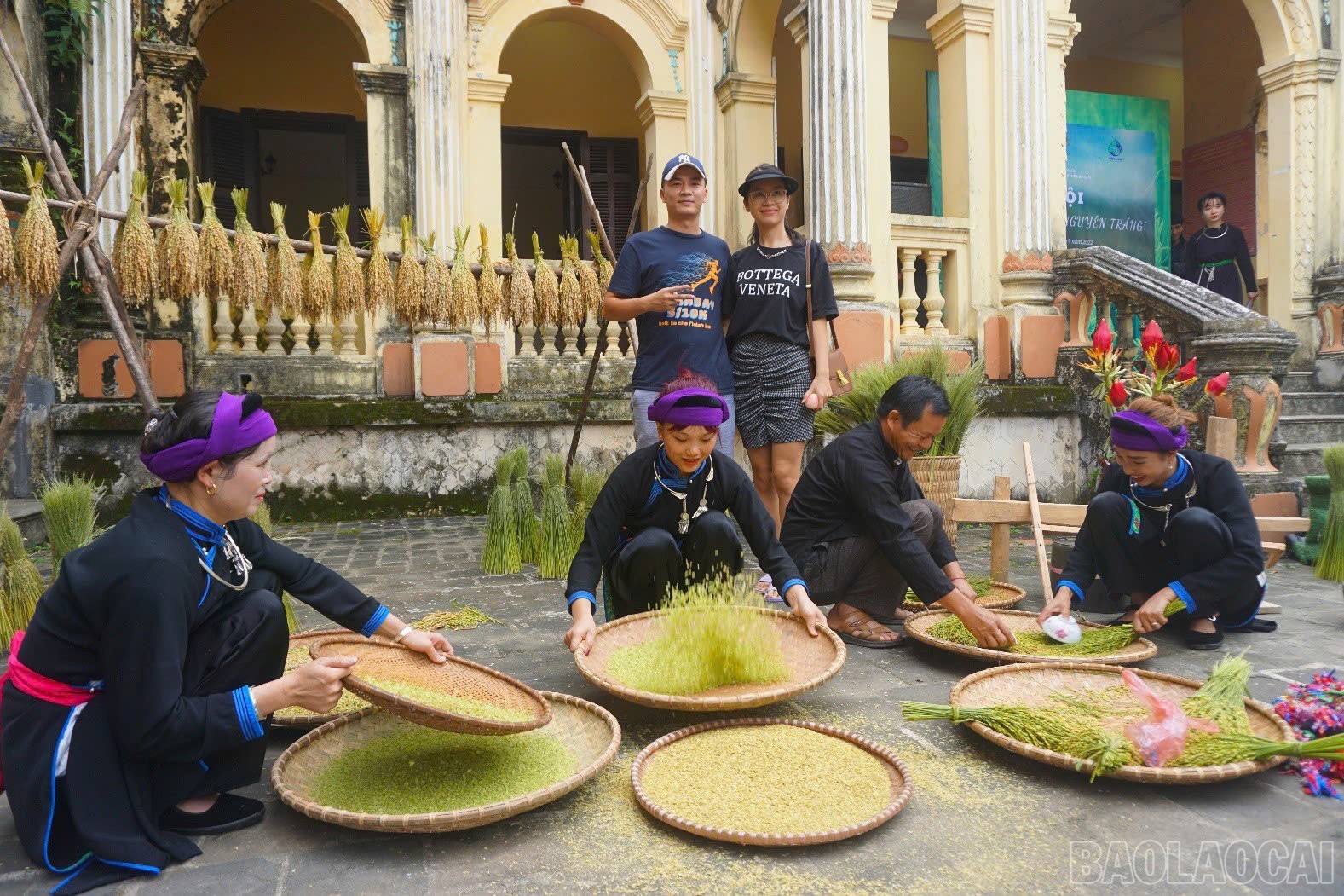 Đến Bắc Hà vào dịp này, du khách sẽ được trải nghiệm ngày hội cốm tại Dinh Hoàng A Tưởng. com.jpg