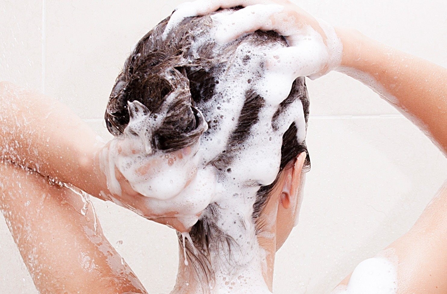 Cục Quản lý Dược (Bộ Y tế) đã có văn bản gửi Sở Y tế các tỉnh, thành phố trực thuộc Trung ương thông báo đình chỉ lưu hành, thu hồi trên toàn quốc 2 lô sản phẩm Y lang Dầu gội đầu Y lang chí - hộp 1 chai 100ml và Dầu gội đầu Newgi.C, hộp 1 chai 100ml. 16-7-thu-hoi-dau-goi-dau-6102.jpg