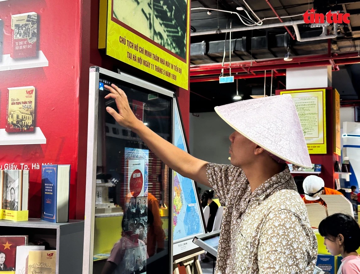 Công chúng trải nghiệm sách điện tử tại triển lãm.