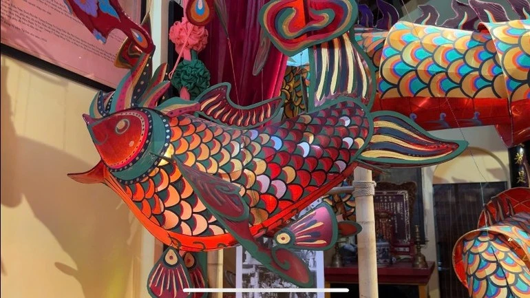 Các mẫu lồng đèn được phục dựng qua nhiều công đoạn tỉ mỉ: khò trúc, ráp khung, dán, vẽ rồi lắp ghép hoàn chỉnh.