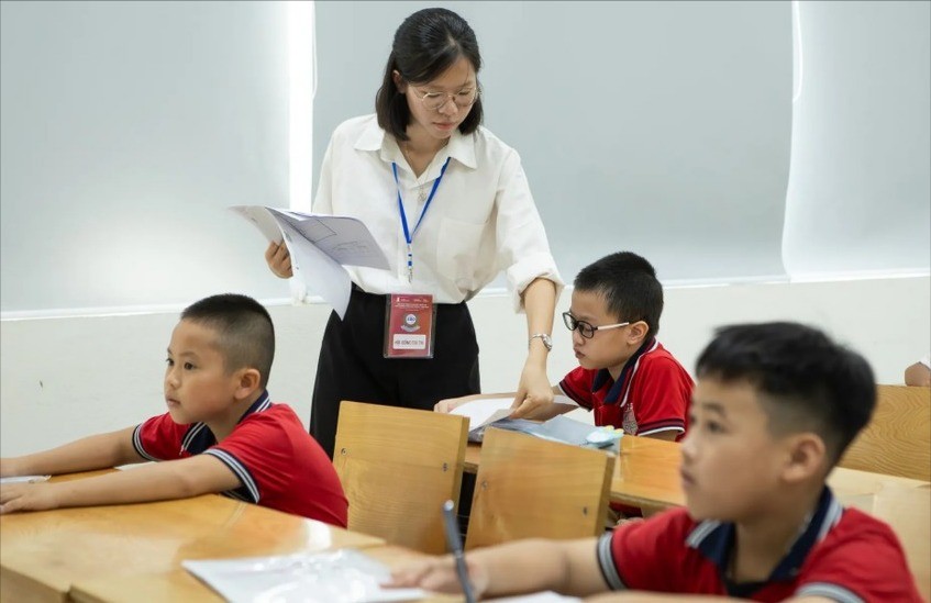 Vị thế quan trọng của nhà giáo trong xã hội gồm cả nhà giáo công lập và ngoài công lập được xác định, bảo đảm tất cả nhà giáo được tôn trọng, bảo vệ và tôn vinh. 18-7-vi-the-nha-giao-1-tieu-de-7155.jpg