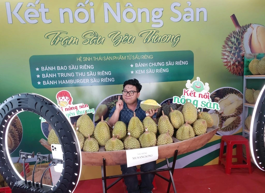 Doanh nghiệp bán hàng livestream để quảng bá các sản phẩm trái cây.