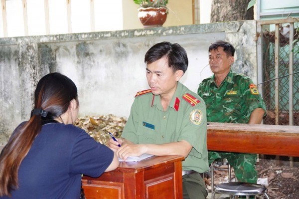 Cán bộ Công an lấy lời khai của nữ công dân được trao trả từ Campuchia. lua-dao-campuchia-1-9394.jpg