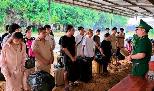 Lực lượng chức năng phân loại các công dân được trao trả. lua-dao-campuchia-2-220.jpg