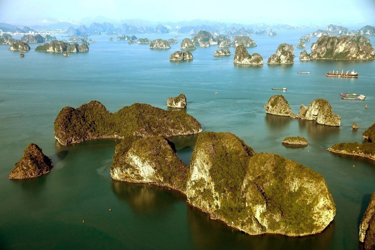 Kỳ họp lần thứ 45 của Ủy ban Di sản Thế giới UNESCO đã gõ búa thông qua hồ sơ đề cử, công nhận quần thể Vịnh Hạ Long-Quần đảo Cát Bà là Di sản Thiên nhiên Thế giới.