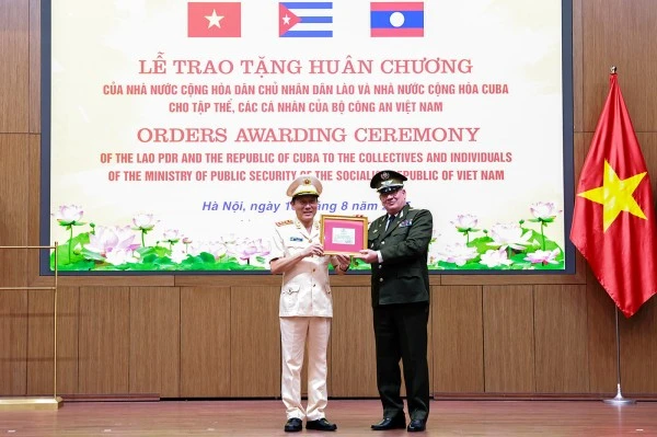 Bộ trưởng Bộ Nội vụ Cuba Lázaro Alberto Álvarez Casas đã trao Huân chương “Mùng 6 tháng 6” hạng Nhất tặng Bộ trưởng Lương Tam Quang.