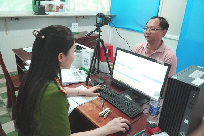 Người dân làm thủ tục đổi giấy phép lái xe tại Công an phường Bình Thọ, Thành phố Hồ Chí Minh. tphcm-cap-giay-phep-lai-xe-1.jpg