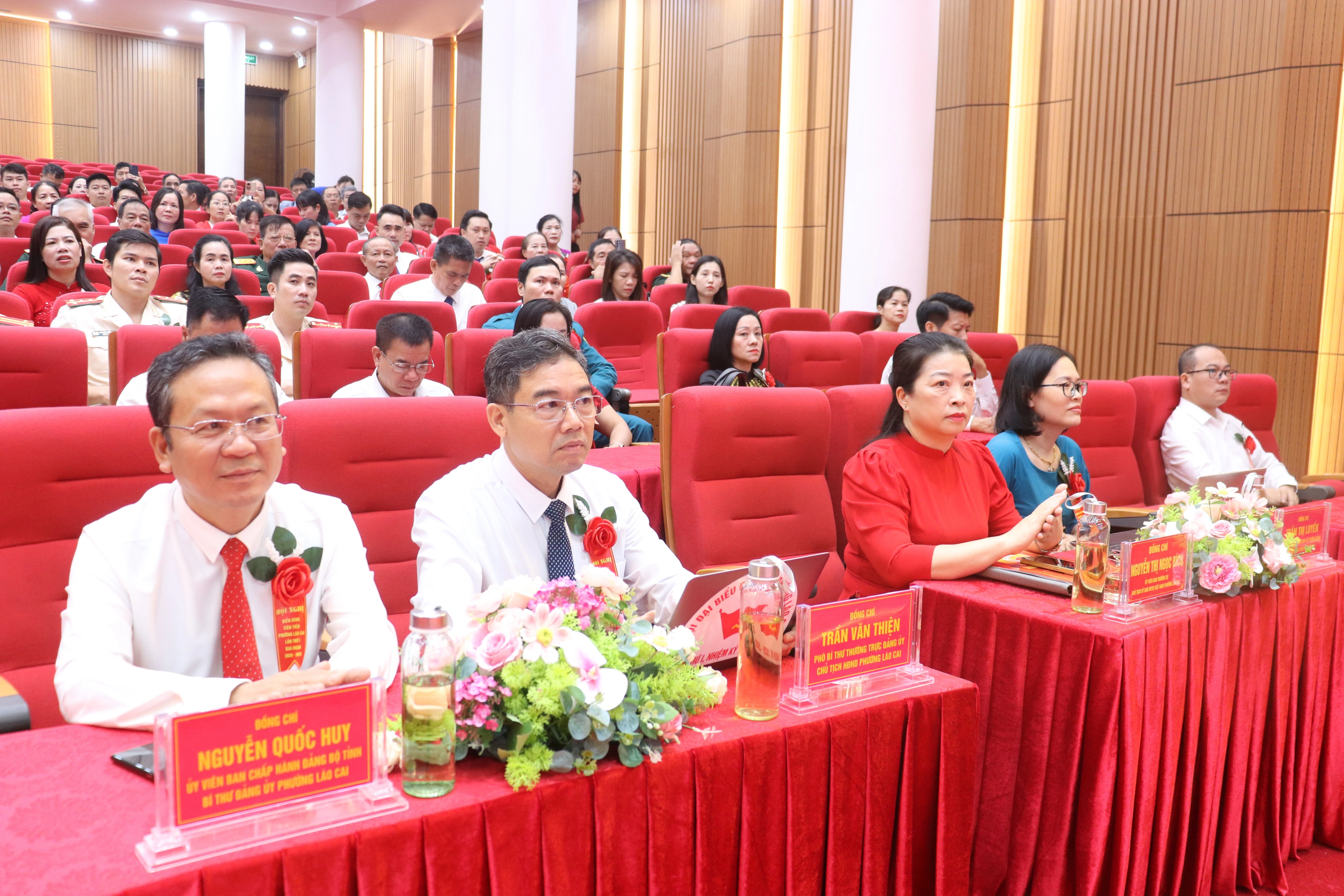 Đại biểu tham gia hội nghị điển hình tiên tiến phường Lào Cai.