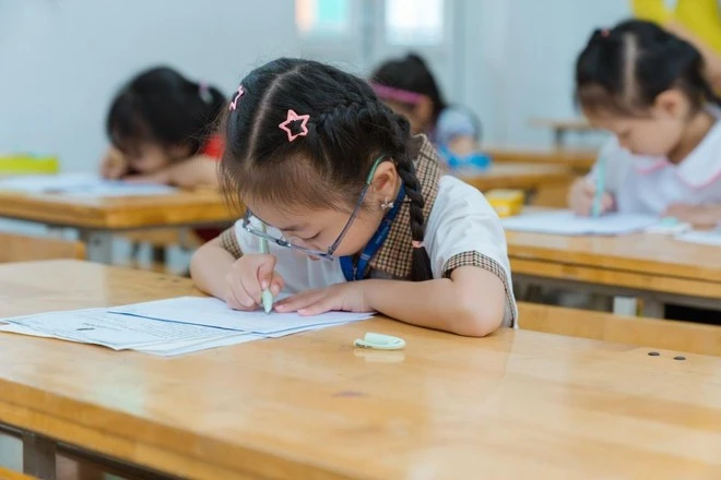 Học sinh một trường tiểu học luyện chữ.