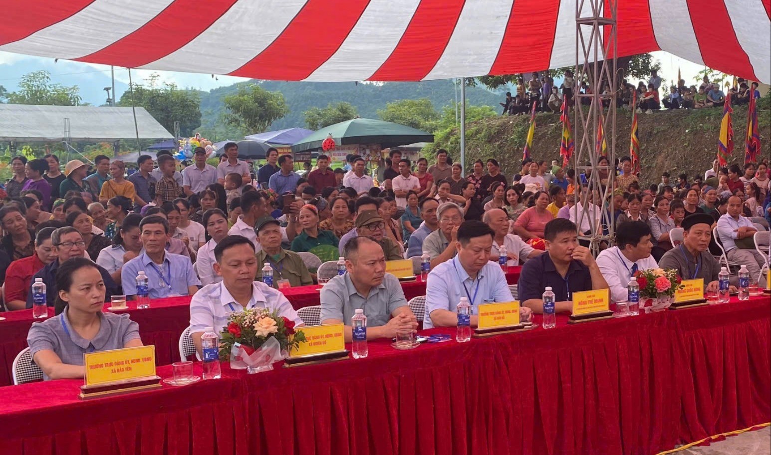 Các đại biểu và Nhân dân tham dự lễ hội. lh-1-5728.jpg