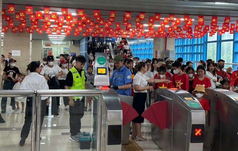 Rất đông người dân đã lựa chọn tàu Cát Linh-Hà Đông làm phương tiện đi đến khu vực xem lễ tổng hợp luyện diễu binh, diễu hành. tau-cat-linh-ha-dong.jpg