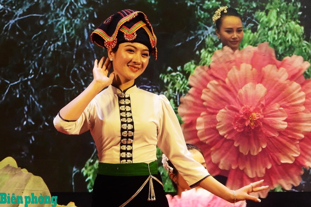 Phụ nữ Thái kết hợp chiếc khăn Piêu trong trang phục truyền thống tại các dịp lễ hội. khan-1.jpg