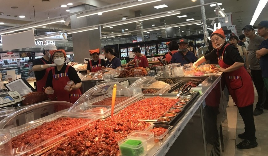 Người dân mua hàng tại một siêu thị ở thủ đô Seoul, Hàn Quốc. 17-7-hq-phat-tien-6793.jpg