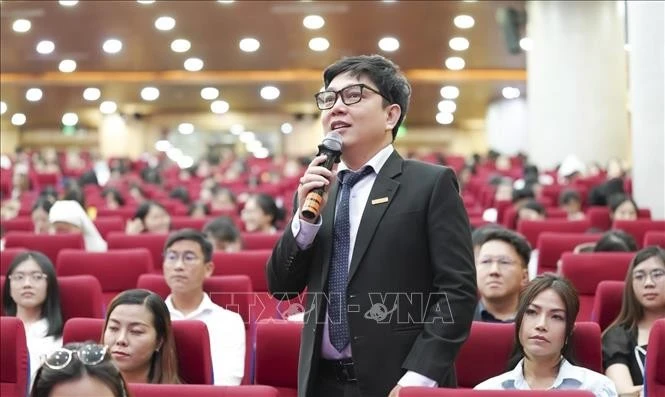 Đại biểu đặt câu hỏi cho diễn giả tại Hội thảo.