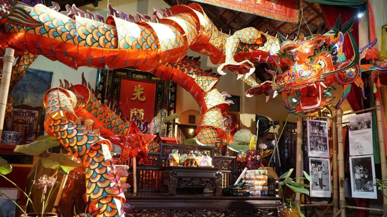 Lồng đèn “Đại Long” được lấy cảm hứng từ hình tượng rồng trong lễ hội Phủ Dầy, Nam Định.