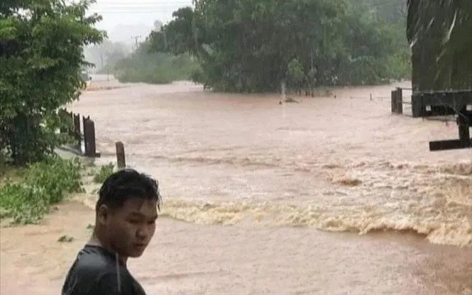 Mưa lớn làm ngập nhiều đoạn đường tại tỉnh Bolykhamxay, Trung Lào. lao.jpg