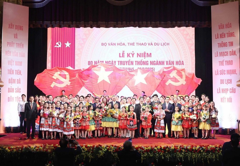 Tổng Bí thư Tô Lâm, Thủ tướng Phạm Minh Chính và các nghệ sỹ. to-lam-bia.jpg