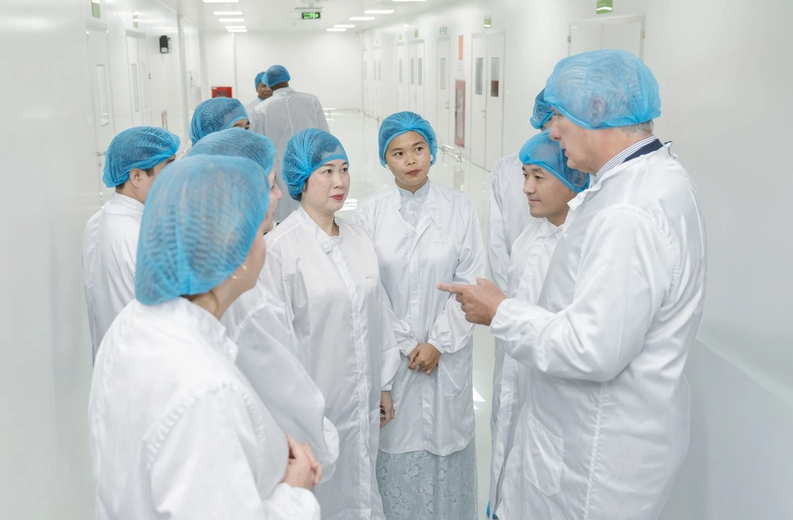 Ngài Miguel Díaz-Canel, Bí thư Thứ nhất Đảng Cộng sản Cuba, Chủ tịch nước Cộng hòa Cuba và đồng chí Đào Hồng Lan, Bộ trưởng Bộ Y tế, tham quan nhà máy Genfarma vào chiều 31/8.