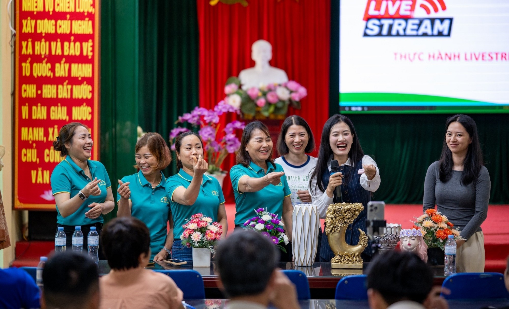 Những người dân xã Phượng Dực học cách thu hút người xem khi livestream. lang-nghe-like-2-6476.jpg