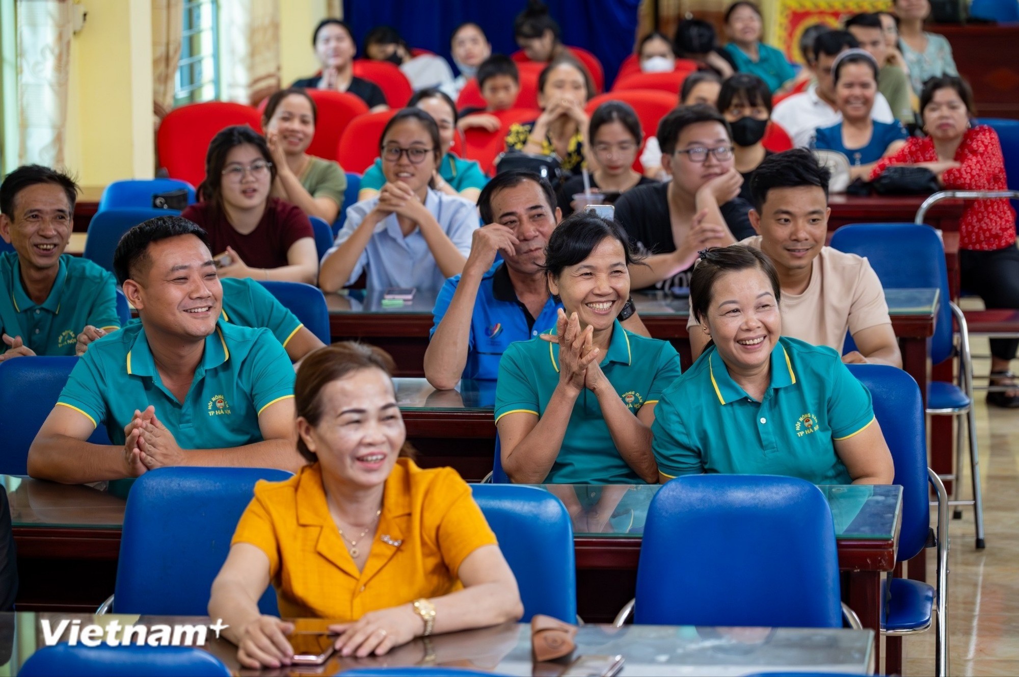 Người dân hào hứng khi tiếp cận phương thức bán hàng mới. lang-nghe-like-3-8234.jpg