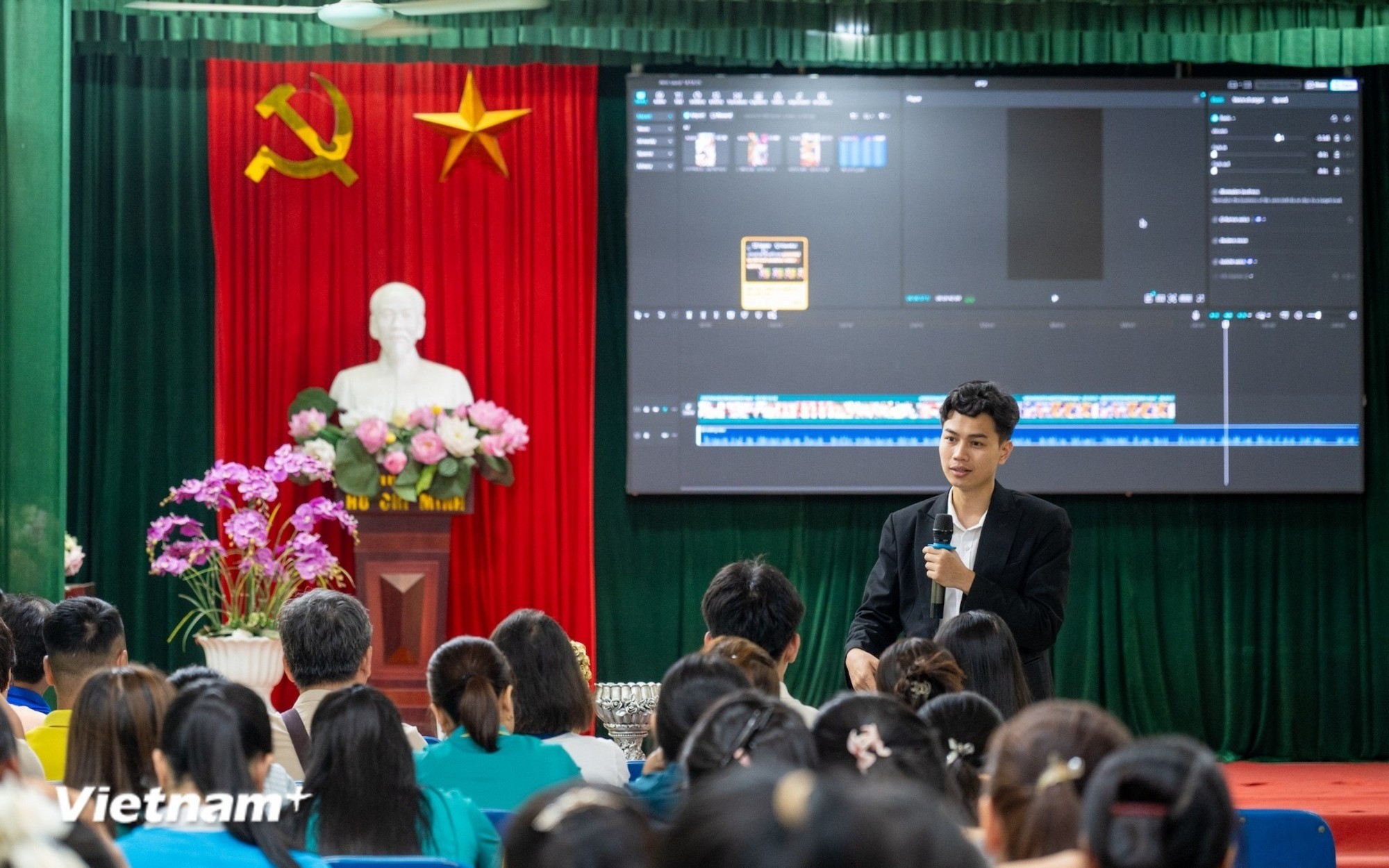Anh Đỗ Văn Việt chia sẻ cho người dân cách quay, dựng video để đăng tải lên các nền tảng. lang-nghe-like-4-6045.jpg